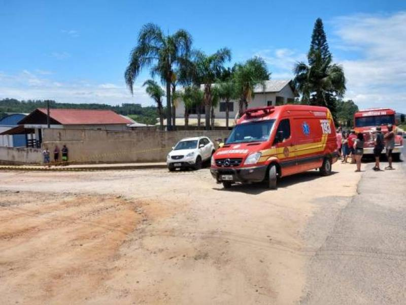 Mulher morre atropelada pelo próprio carro enquanto tirava fotos de Igreja