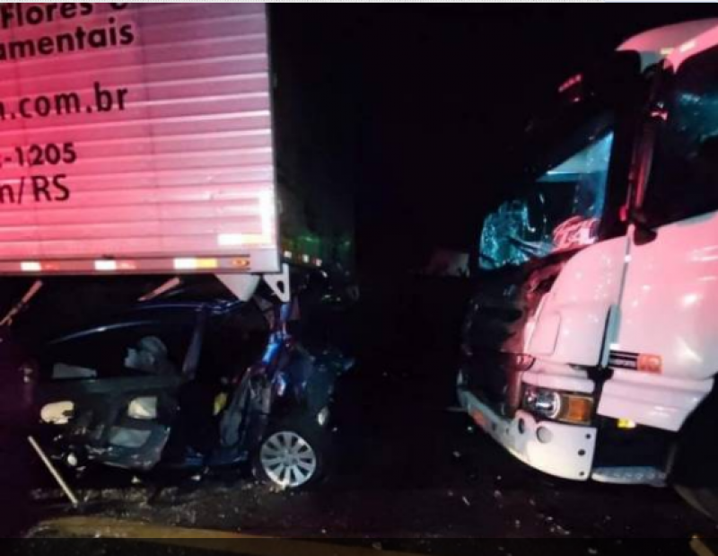 Automóvel fica embaixo de baú de caminhão após engavetamento na BR-386
