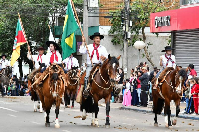 Desfile Farroupilha hoje em Santo Ângelo