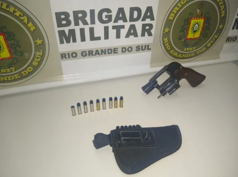 Adolescente de 14 anos é flagrado ao levar revólver para escola