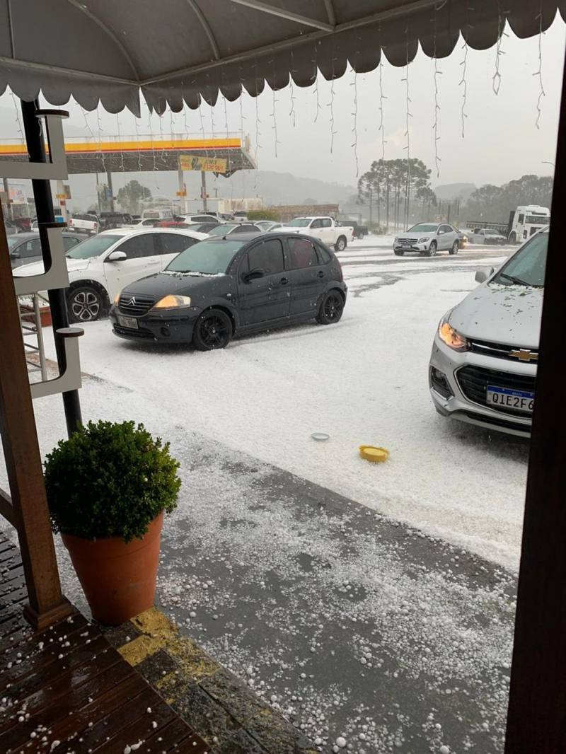Granizo muda paisagem e deixa rodovia coberta de gelo em Santa Catarina