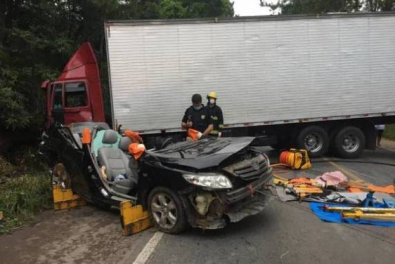 Acidente entre três veículos deixa duas pessoas mortas na BR-470 