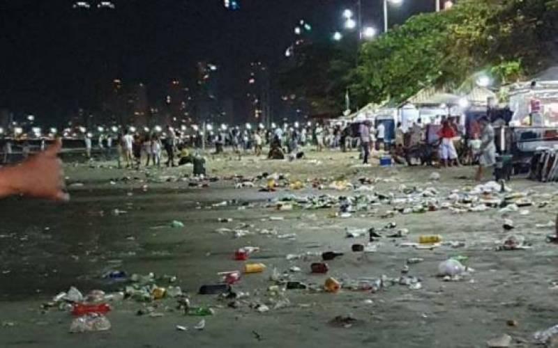 Réveillon deixou rastro de lixo na praia em Balneário Camboriú