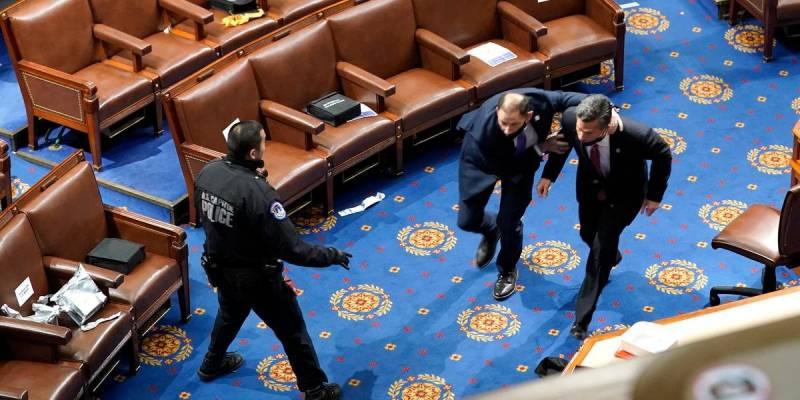 Congresso dos EUA entra em recesso de emergência por invasão de manifestantes