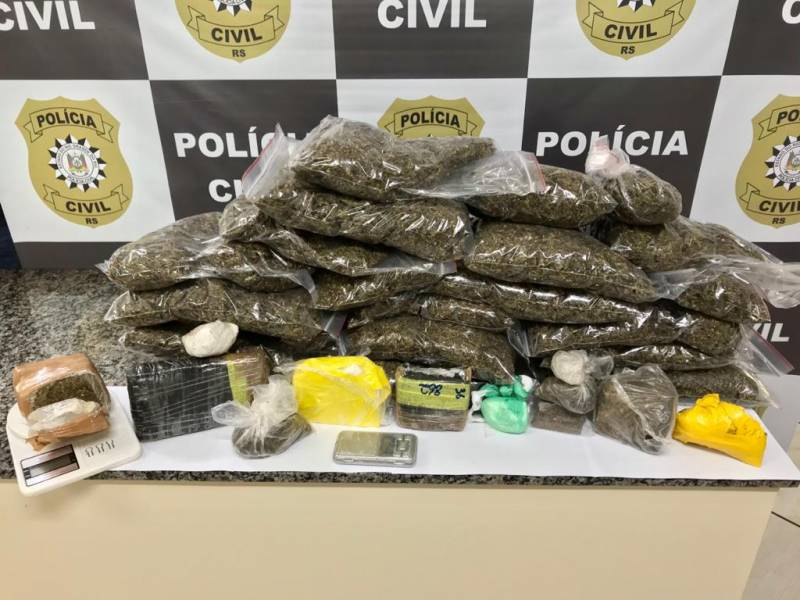 Mulher é presa em flagrante em residência no centro de Santo Ângelo com grande quantidade de maconha camarão