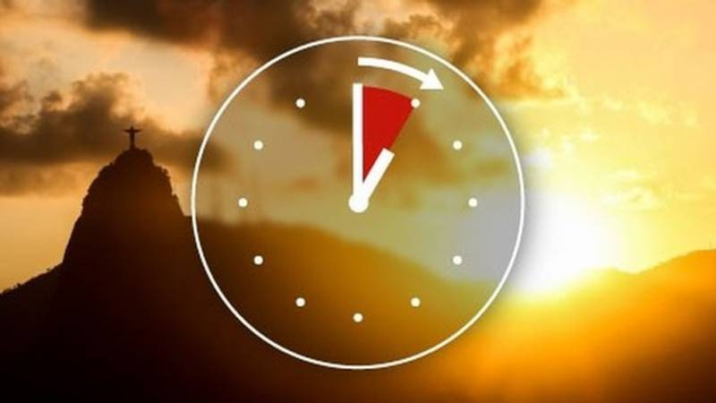 Relógios de alguns celulares foram adiantados mesmo sem horário de verão; veja como co