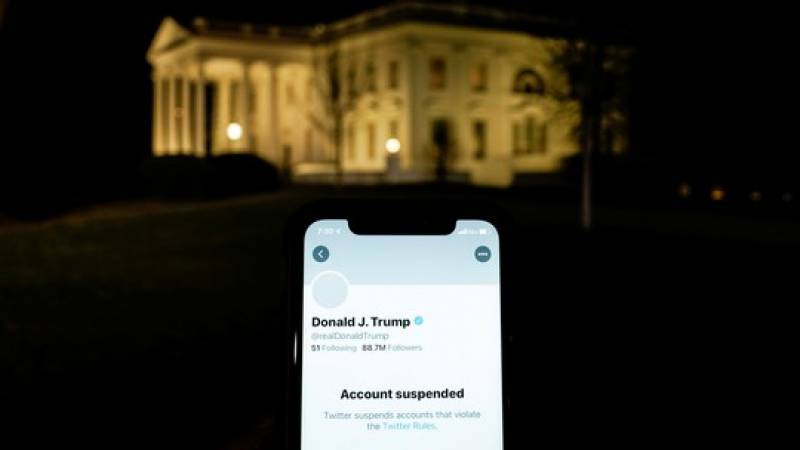 Twitter tira conta de Trump do ar permanentemente