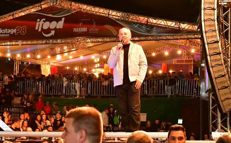 O choro e o ranço do velho político por não estar no palco da Fenamilho