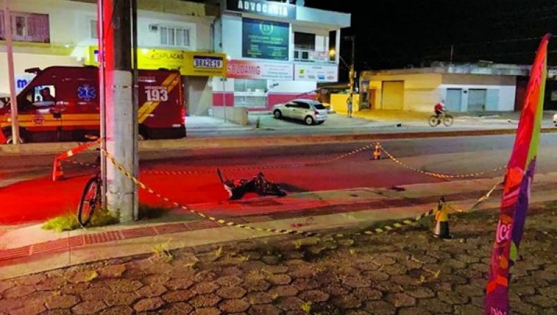 Criança de cinco anos cai de cadeirinha de bicicleta e morre atropelada por ônibus em SC