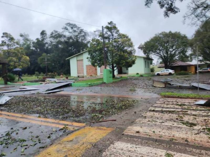 Vendaval atinge região causando destelhamentos e danos na rede elétrica