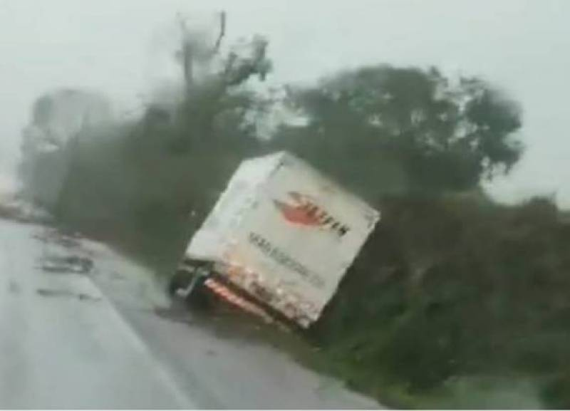 Violento vendaval faz caminhão tombar na BR-468, entre Coronel Bicaco e Palmeira das M