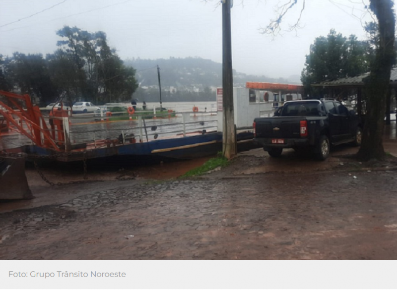 Suspensas travessias de balsas no rio Uruguai em Porto Xavier, Porto Mauá, Porto Sober