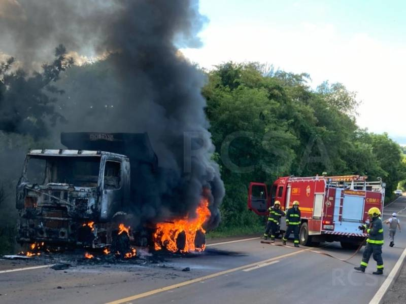 Caminhão pega fogo na ERS 342, divisa de Catuipe/Independência