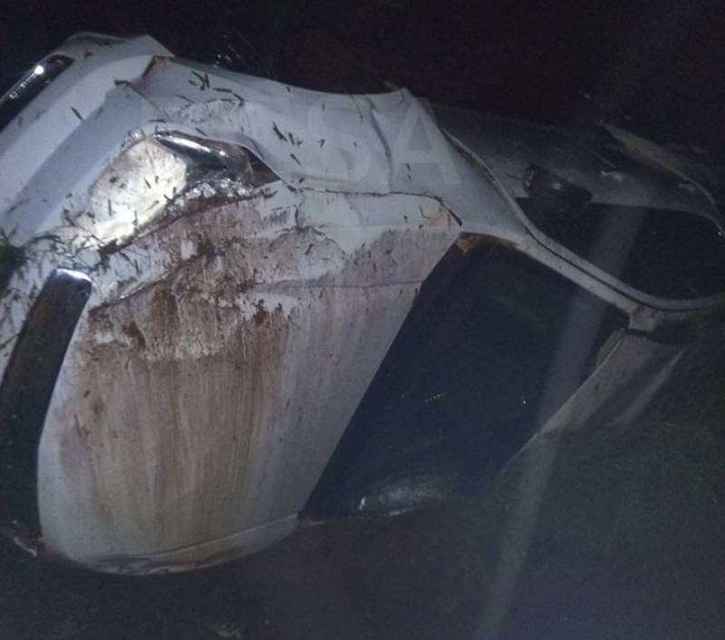 Condutor perde controle de caminhonete sai da pista e capota na BR 392, em Guarani das Missõs