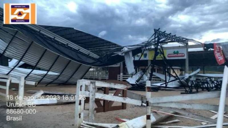 Parque de exposições e cobertura de campo de futebol são destruídos por tempestade em