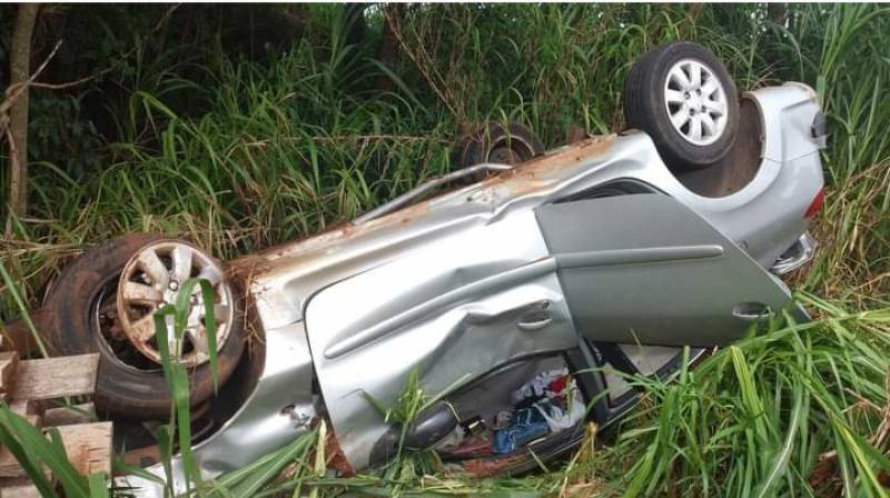 Veículo com 12 pessoas sai da pista e capota na BR 386 em Seberi