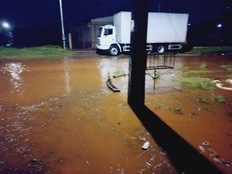 Chuva alaga ruas no Bairro Emília deixando moradores em alerta