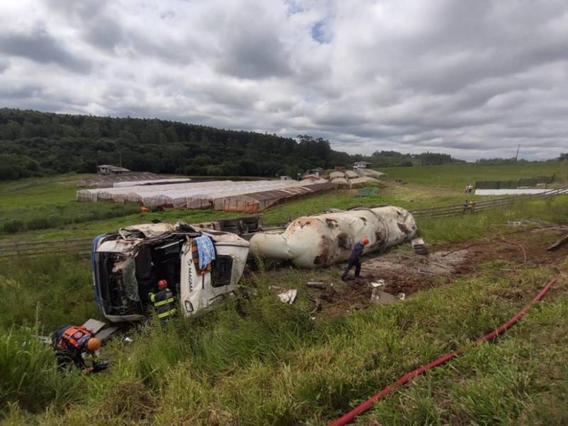 Carreta sai da pista e motorista fica ferido às margens da BR-285