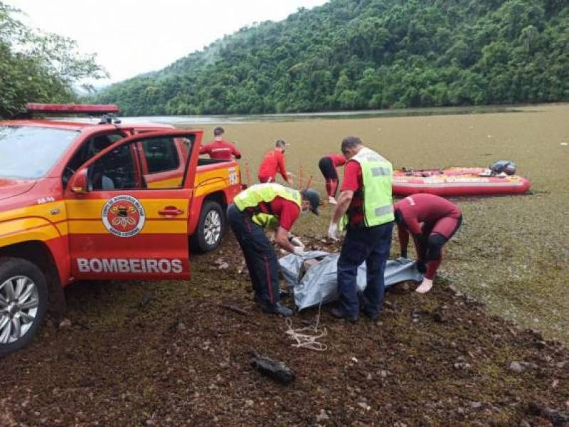 Bombeiros localizam corpo de caminhoneiro que caiu em rio no oeste catarinense