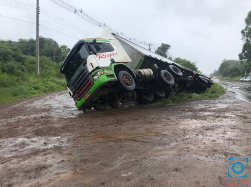 Carreta carregada com mais de 30 toneladas de cerveja tomba na ERS 324