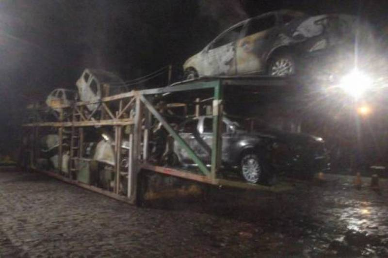 Caminhão-cegonha com 11 veículos pega fogo às margens da BR-101