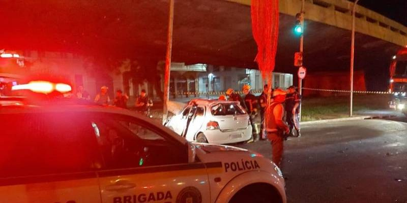 Perseguição termina em acidente de trânsito com três mortos e dois feridos, em Porto Alegre