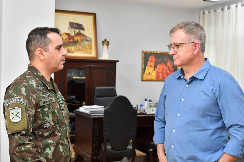 Novo comandante do 1º B COM realiza visita ao prefeito Jacques Barbosa