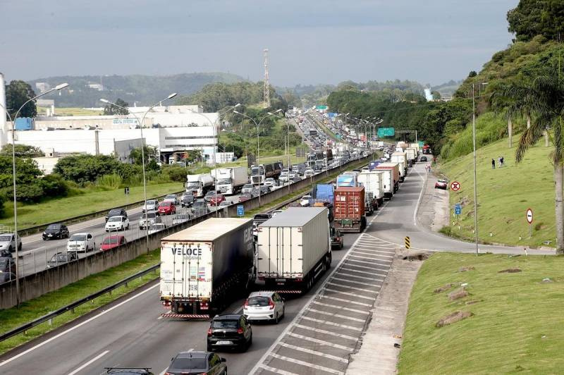 Caminhoneiros param em pontos isolados do País após governo negar greve