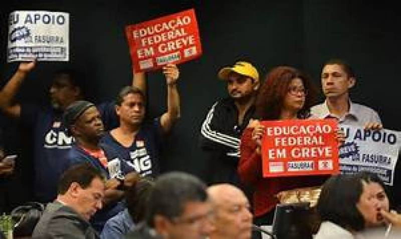 Greve paralisa 230 colégios e institutos federais de 18 estados
