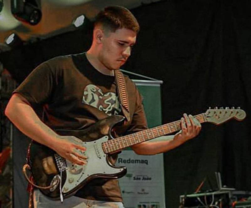 Brique da Praça recebe show de Henry Cardoso