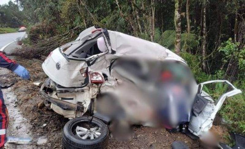 Casal morre em acidente envolvendo três carros na BR-282
