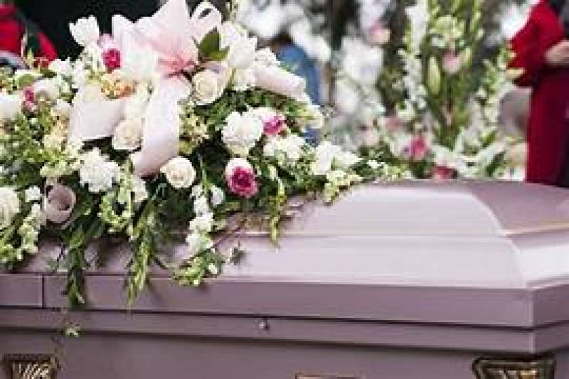 Idosa declarada morta é encontrada viva em funerária nos Estados Unidos