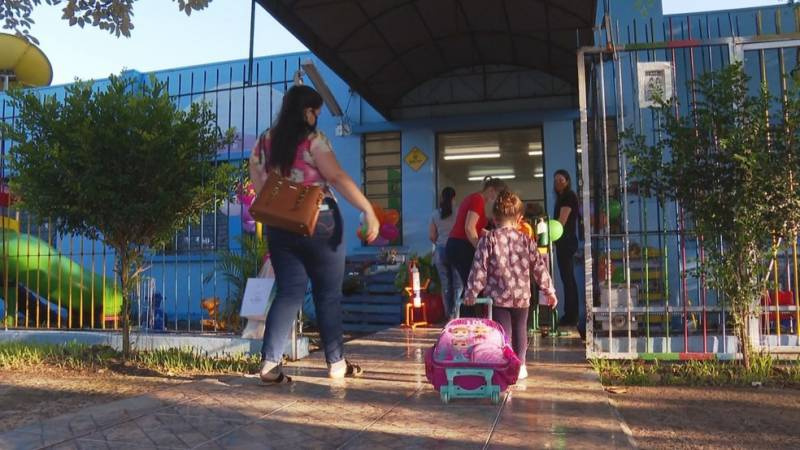 Estudantes da rede pública voltam às aulas presenciais em cidades do RS