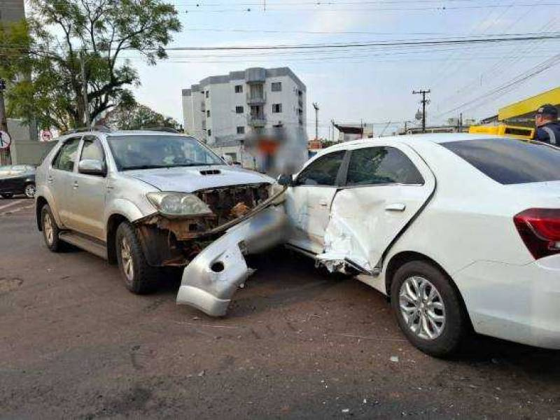 Uma pessoa ficou ferida após uma colisão lateral entre dois veículos, em Ijuí