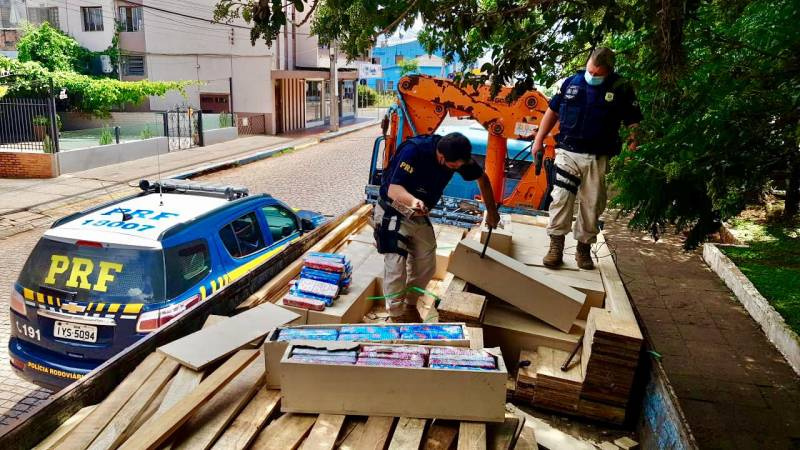 PRF prende traficantes transportando quase uma tonelada de maconha escondida na carga