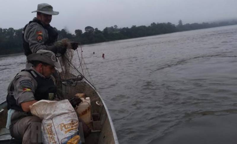 Polícia ambiental efetua apreensão de redes e espinhéis no Rio Uruguai no norte gaúcho