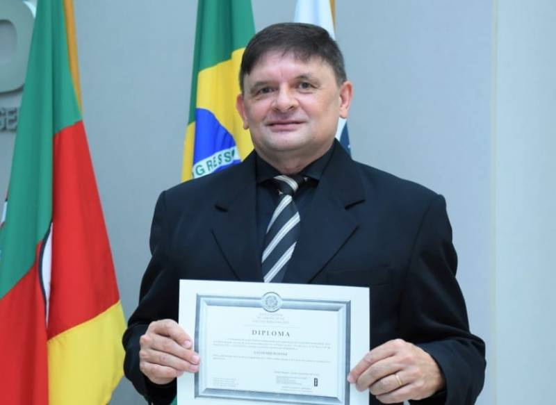 Vereador Nanaco critica administração por retirada de projeto que beneficia professores