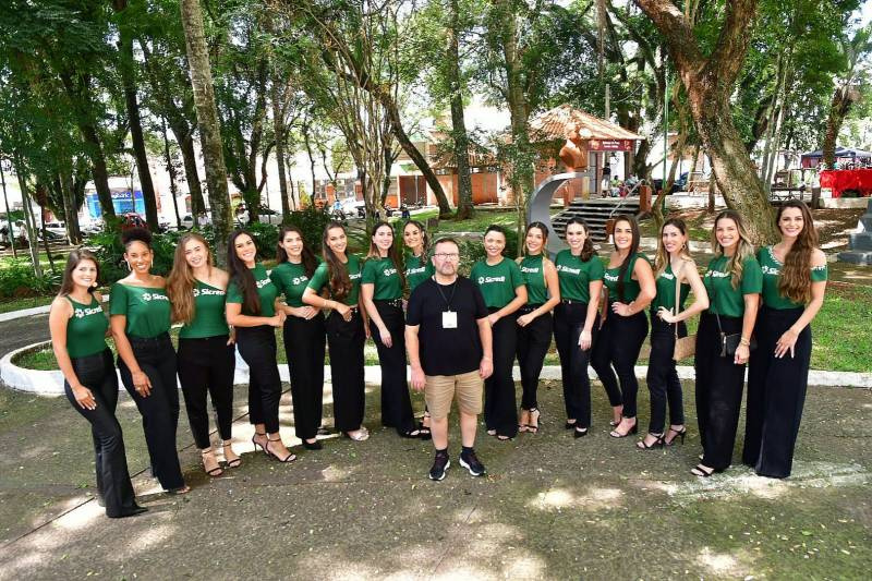 Candidatas finalistas ao concurso Rainha da Fenamilho participam de evento no Brique da Praça