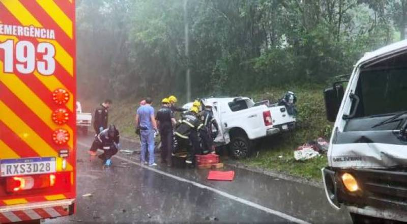 Um adulto e uma criança morrem em colisão entre caminhão e caminhonete na BR 282
