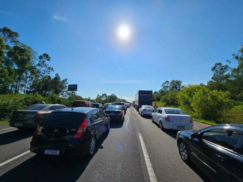 Colisão com ônibus que saiu de Santa Rosa e três carros deixa duas pessoas gravemente feridas na freeway