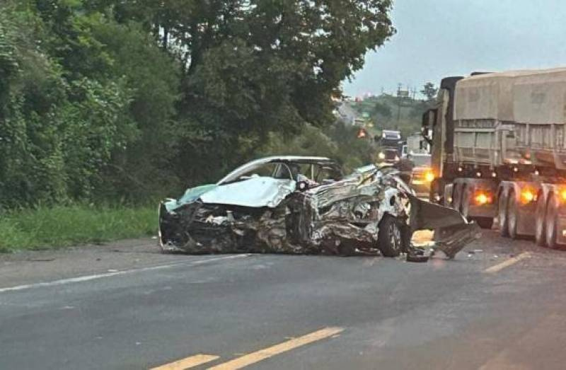 Motorista morre após colisão frontal de automóvel com duas carretas, em Cruz Alta