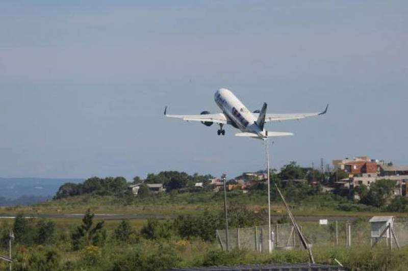 Cauda de avião da Azul toca na pista em pouso em aeroporto de Santo Ângelo
