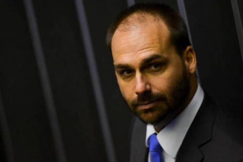 Eduardo Bolsonaro formaliza pedido de afastamento da Câmara