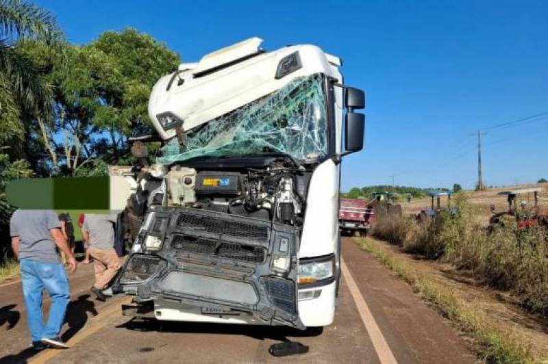 Acidente entre caminhão e colheitadeira deixa dois feridos no noroeste do RS
