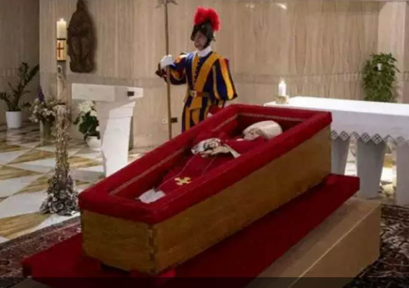Vaticano divulga imagens do papa em caixão de madeira