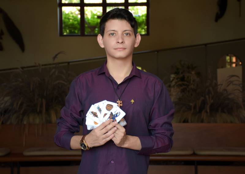 Jovem estudante da URI desenvolve baralho temático para celebrar os 400 anos das Missões Jesuíticas Guaranis