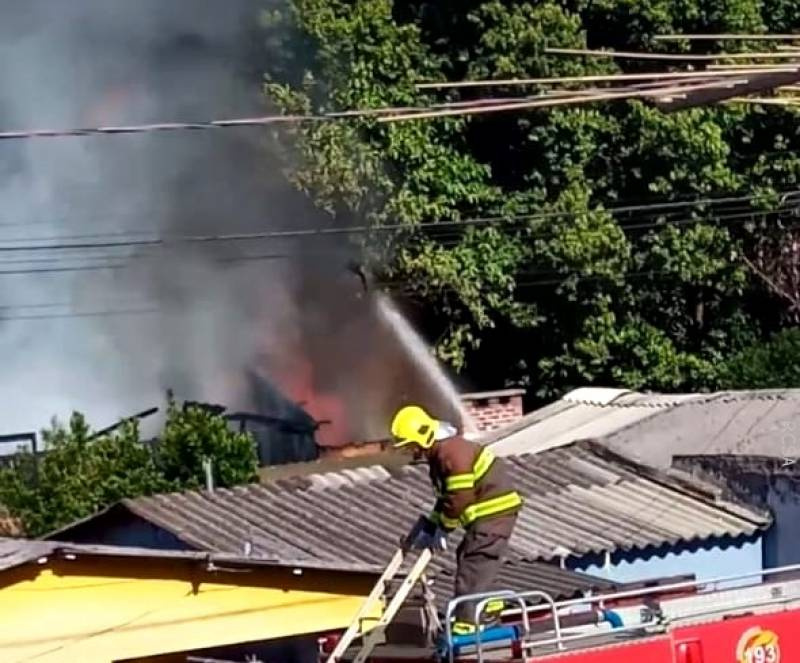 Incêndio atinge residência no Bairro Harmonia, em Santo Ângelo