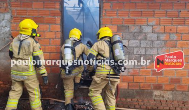 Homem morre em incêndio em residência no bairro Santa Maria, em Três de Maio