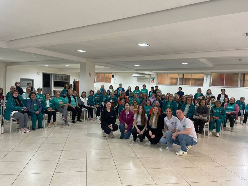 Acadêmicos de Biomedicina da URI promovem conscientização sobre o uso de plantas medicinais e medicamentos para grupo de idosos