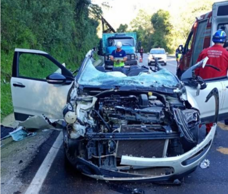 Chapa metálica cai de caminhão, atinge carro e deixa dois feridos na RSC-453, em Garib